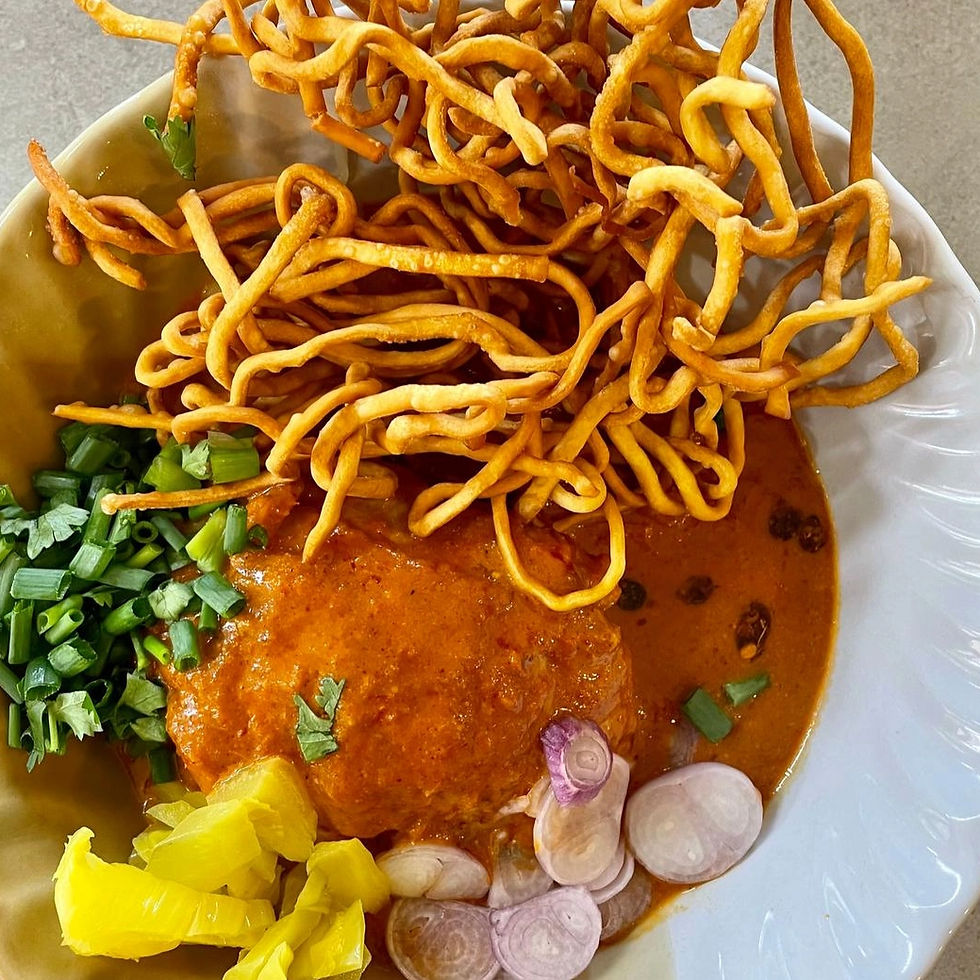 Khao Soi avec nouilles croustillantes, une spécialité thaïlandaise au curry.