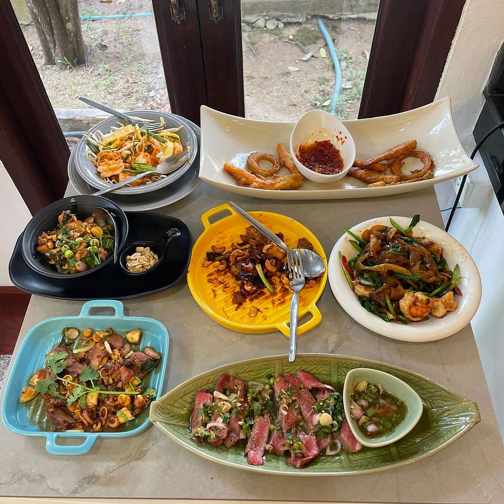 Plats thaïlandais traditionnels appris à Koh Samui, mettant en valeur l’équilibre des saveurs.