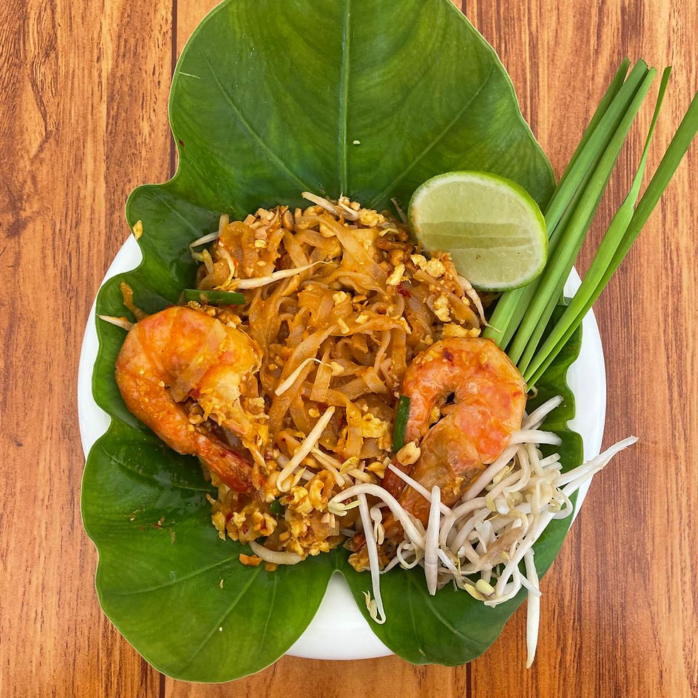 Pad Thaï aux crevettes et nouilles, exemple de cuisine thaïlandaise authentique.