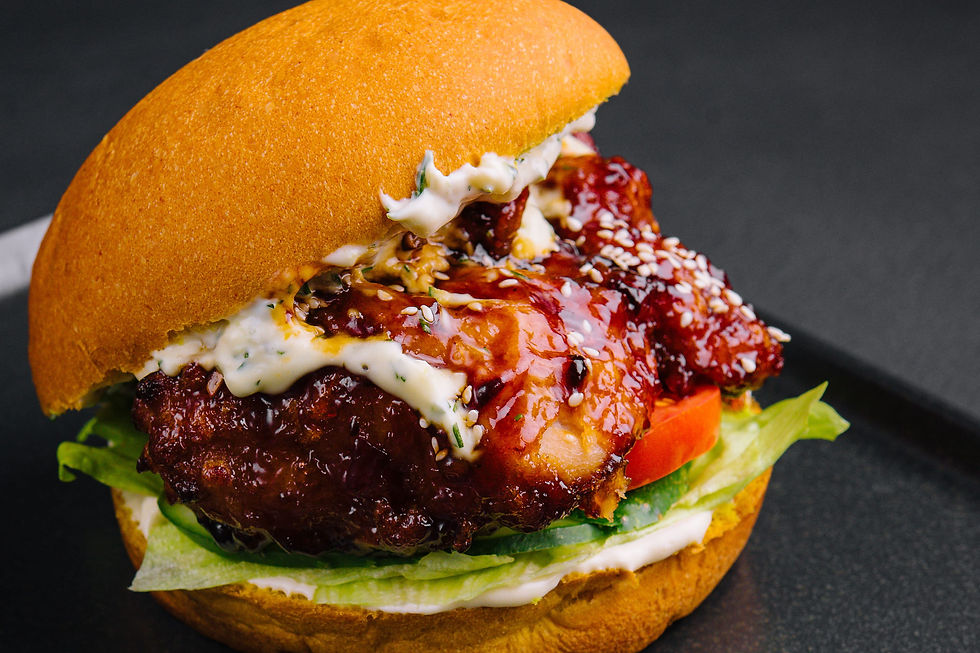 Burger de boeuf haché avec pâte de curry thai rouge mélangée dans le steak – servi avec crudités, coriandre fraîche et sauce maison – recette estivale Tim’s Kitchen