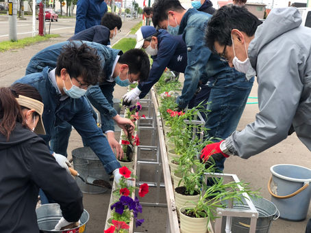 地域と共に明るい学校へ(花植えの協働)