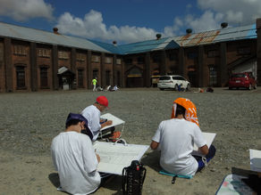 青空の下の写生会(6年生)