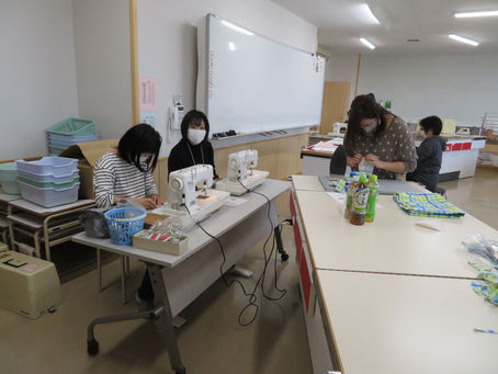 子どもたちの学校生活を支える(マスク製作)