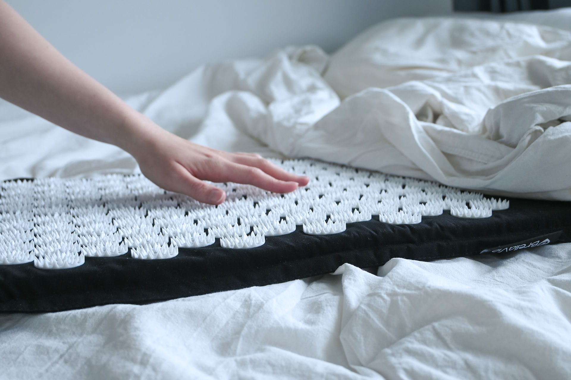 hand op BrellaVio spijkermat