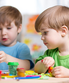 due bambini che giocano