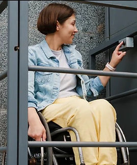 donna disabile in sedia a rotelle