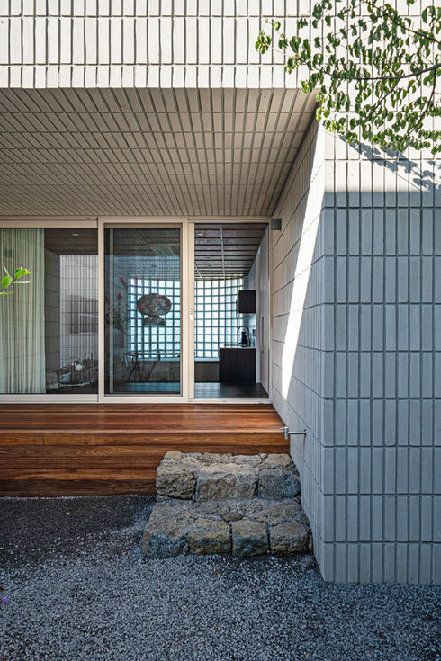 Rhythm house exterior terrace wood deck courtyard Kim-O Architects