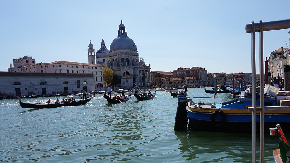 Gondolas improvising their way through the Grand Canal, Venice 2017