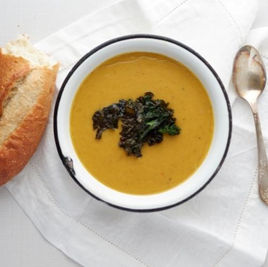 מרק עדשים לימוני עם קריספי קייל