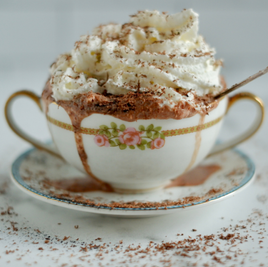 שוקו חם עם טחינה ותמרים