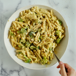 פסטה ברוקולי וגבינות בסיר אחד