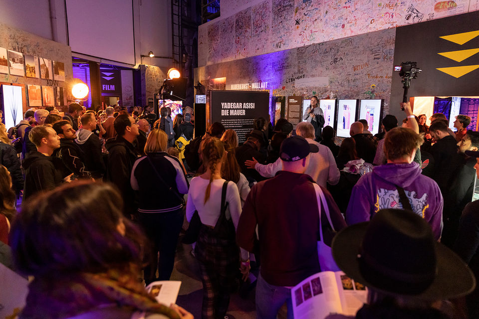 Besucher in Sonderausstellung "Between Worlds" im asisi Panorama Berlin