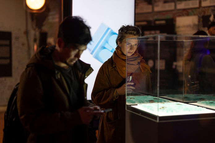 Visitors in the special exhibition “Between Worlds” at the asisi Panorama Berlin