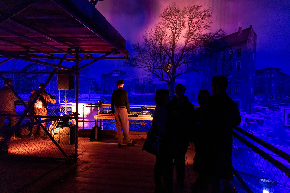 Besucher in Sonderausstellung "Between Worlds" im asisi Panorama Berlin