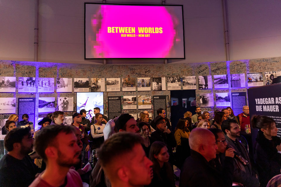 Besucher in Sonderausstellung "Between Worlds" im asisi Panorama Berlin