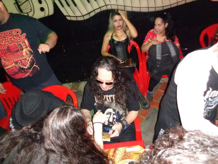 Abaddon atendendo os fãs