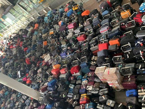 Migliaia di valigie intasano il Terminal 2 di Heathrow