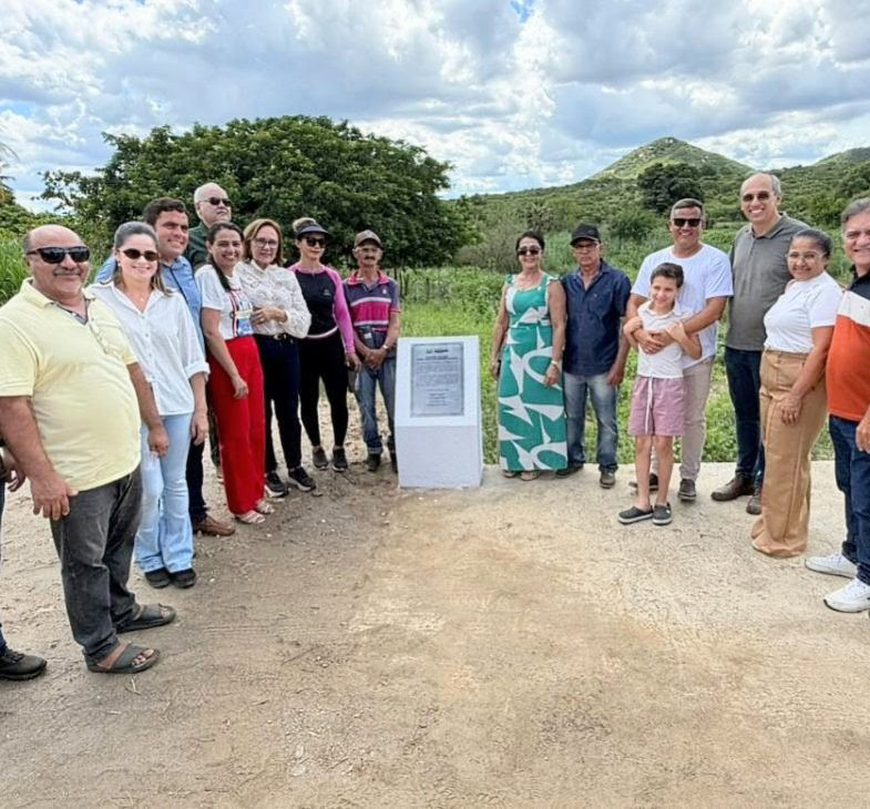 ZENAIDE MAIA ENTREGA PASSAGEM MOLHADA 
EM ACARI
