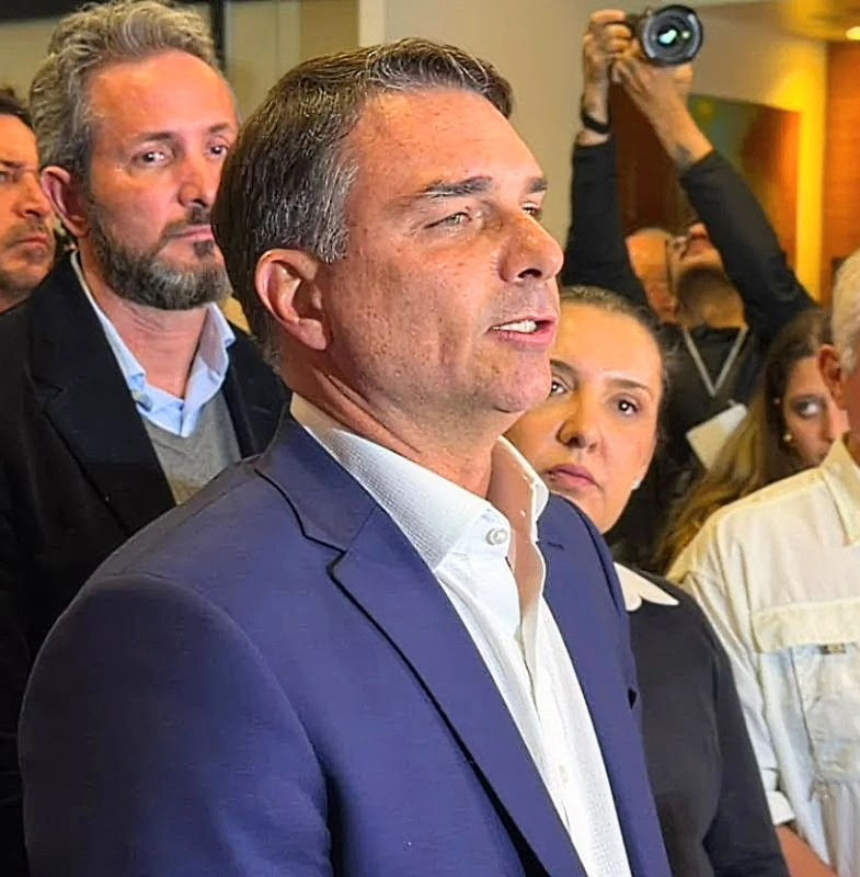 FLÁVIO BOLSONARO PREPARA ENTREVISTA NOS EUA PARA EXPLICAR SAÍDA DO BRASIL
