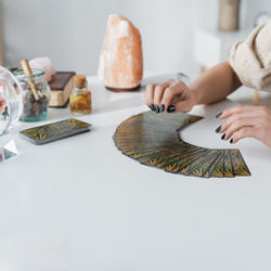 Eleve qui effectue un tirage du tarot de Marseille