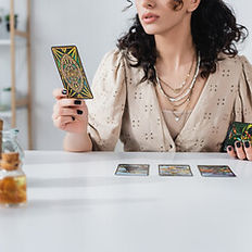 Femme qui analyse un arcane du tarot de Marseille 