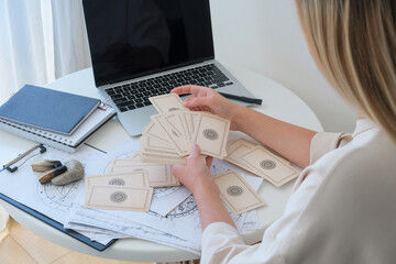 Femme lisant cartes, formations en ligne, bureau