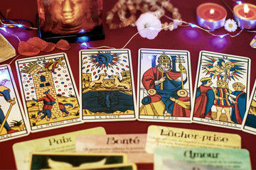 Tarot de Marseille: lecture apaisant les blessures d'enfance