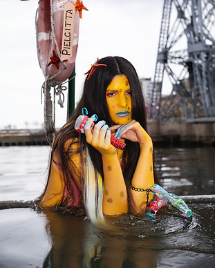 Sirena mic bajo agua.jpeg