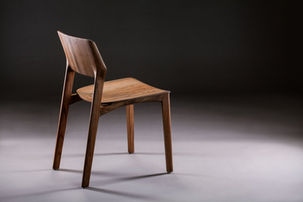 zeitloser Esszimmerstuhl aus Holz der Stuhl Fin von Artisan in Aachen