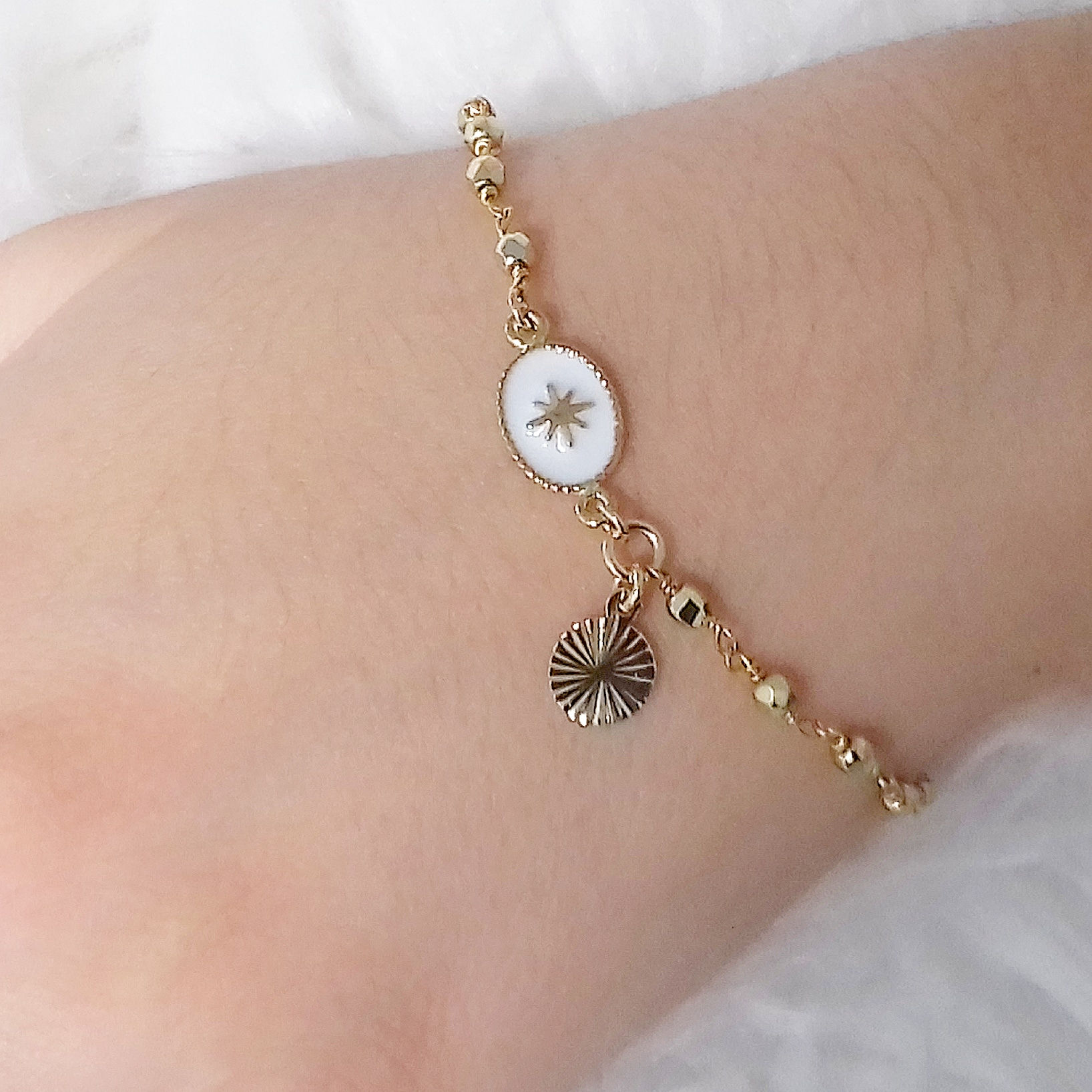 Bracelet intercalaire blanc étoile des vents en laiton