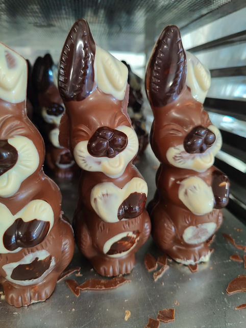 Osterhase mit Milchschokolade verfeinert mit karamellisierten Mandeln