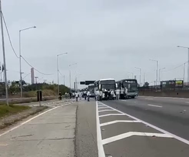 Torcedores do Palmeiras sofrem tentativa de emboscada com bombas e rojões na rodovia Dutra, em Guarulhos