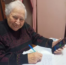 Idosa de 84 anos estuda inglês via aplicativo e quer tentar alemão: 'Aprender é sensacional'