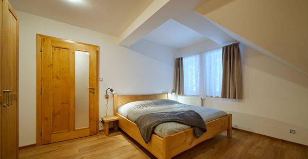 Ložnice, manželská postel, lampička, okno, skříň, oddělená ložnice,