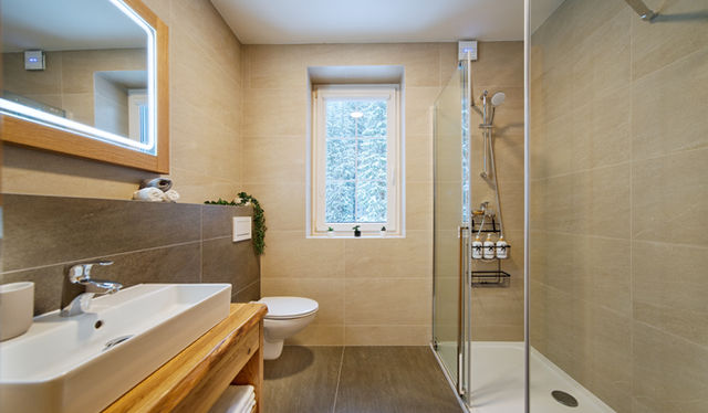 Fén na vlasy, mýdlo na ruce, ručníky, sprcha, bidetová sprcha, wc, mýdlo na ruce