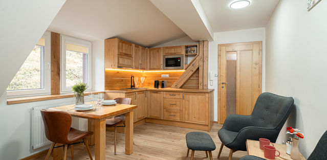 Kuchyně, jídelní kout, kávovar, mikrovlnka, příslušenství na přípravu čaje a kávy,