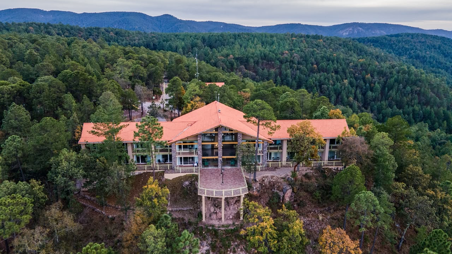 En la Sierra de Durango, existe un resort construido por un hombre que lleva años apostando por un sueño que nadie más ha visto: Molinillos Mountain Resort. Es un lugar sin comparación.
