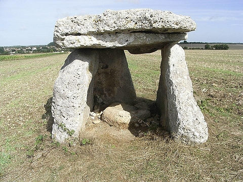 dolmen-dit-la-pierre-levee.jpg