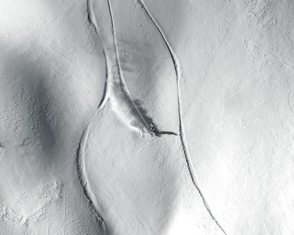 Skieur en action durant la compétition officielle de freeride FIS YETI Peak Performance à Verbier 4 Vallées, Suisse