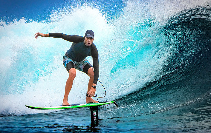Foil surf Bora Bora, Polynésie française : surfeur surfe une grande vague turquoise dans la passe.
