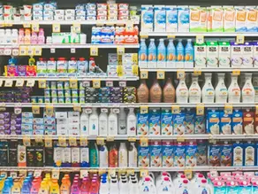 góndola con variados productos en un supermercado