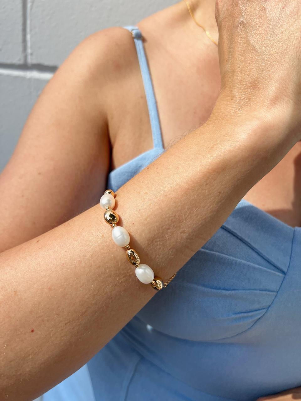 Miniatura: Pulseira em pérolas e esferas douradas