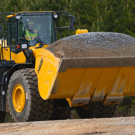 Komatsu WA500-8 wheel loader, compared against the New Holland W100D for captive equipment financing
