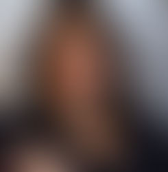 Nous évaluons notre propre vie aussi sévèrement que nos professeurs évaluaient nos devoirs à l'école » — Claudia Senik explore notre rapport à la satisfaction, au bonheur et au jugement de soi dans ses travaux sur l'économie du bien-être.