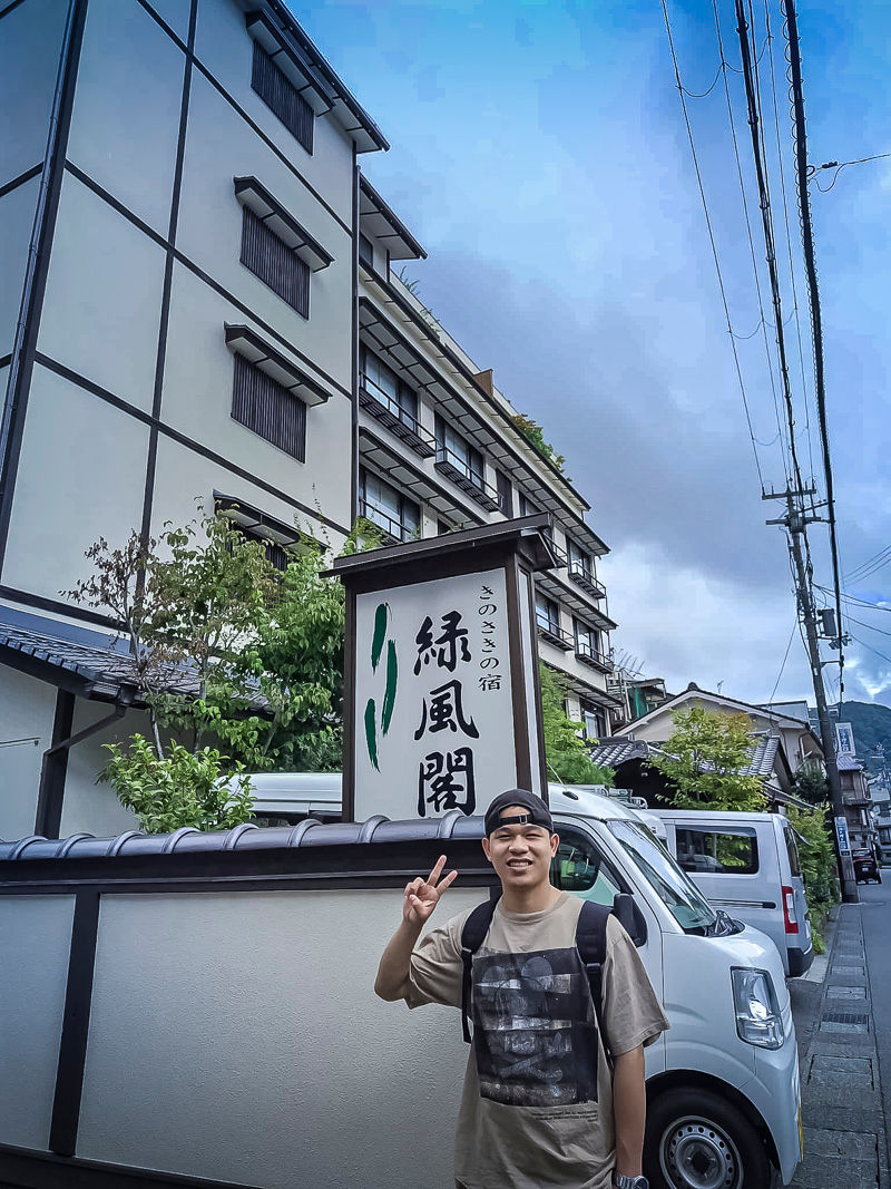 看板前で、ベトナム人のカンくん。