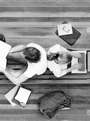 BW estudiantes que realizan trabajos