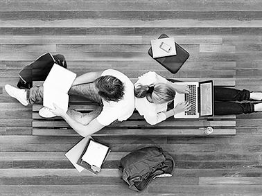 les étudiants qui font un travail BW