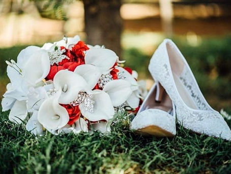 Creative Ways to Incorporate Captivating Red into Your Wedding Bouquets – Budget-Friendly Ideas 💐❤️
