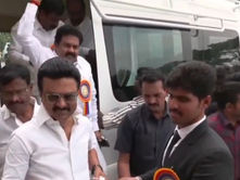 நான் யாருடைய காலிலும் விழுவதும் இல்லை, ஊர்ந்து செல்லுவதும் இல்லை.