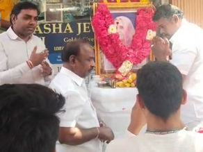தாயாரின் நினைவு நாளில் பொதுமக்களுக்கு உணவு வழங்கிய மகன்.